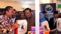 Menkokesra Agung Laksono bersama Ketua LPPOM MUI Ir Lukmanul Hakim MSi dan Ketua MUI Amidhan mendapat penjelasan dari PR Head GarudaFood Group, Agus Nadi di stand GarudaFood. (Kemenkokesra).