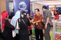 Para pengujung berdatangan ke stand GarudaFood dalam acara INDHEX 2012. (Kemenkokesra).