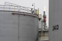 Proyek Pembangkit Listrik Tenaga Nuklir di Iran dicurigai oleh Barat sebagai proyek tersembunyi untuk membuat senjata nuklir. Kecurigaan yang belum terbukti itu membuat hubungan Iran dan negara-negara Barat kurang harmonis.