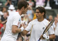 Murray harus bertarung empat set saat menghadapi Ferrer. Petenis tuan rumah itu akhirnya menutup laga dengan keunggulan 6-7, 7-6, 6-4 dan 7-6. REUTERS/Stefan Wermuth.