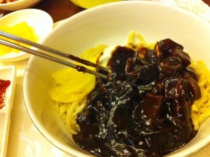 Sluurp... Chajang Myun, Mi Hitam dari Negeri Ginseng!