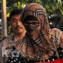 Lagi, Neneng Diperiksa KPK & Tetap Bercadar