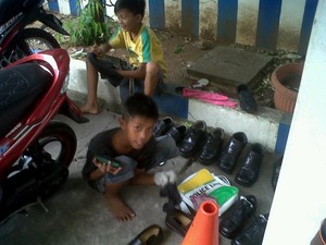 Kisah Bocah Penyemir Sepatu di Jakarta, Putus Sekolah Demi Sesuap Nasi