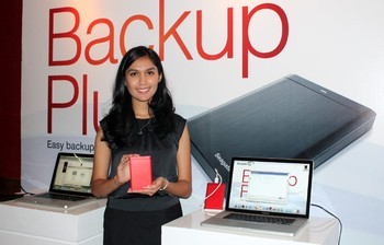 Seorang model menunjukkan Seagate Backup Plus saat peluncuran di Jakarta, Kamis (5/7/2012). (Rachma Nadya).