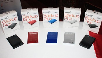 Seagate Backup Plus adalah hard drive eksternal yang mampu membuat backup konten dari jejaring sosial, seperti Facebook dan Flickr. (Rachma Nadya).