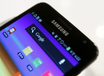 Keuntungan Samsung Galaxy sangat fantastis karena krisis Eropa membuat pukulan telak bagi produk Samsung lain seperti televisi dan aplikasi rumah tangga. Reuters/Lee Jae-Won