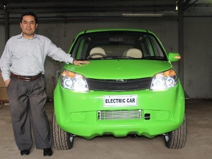 Dasep Ahmadi dengan city car listrik buatannya Dasep Ahmadi dengan city car listrik buatannya
