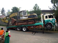 Anak kecil pun menonton adegan menarik namun cukup berbahaya ini. (Foto Benediktus Adi Priyanto)