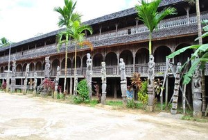 Pesona dan Cerita di Balik Rumah Adat Suku Dayak