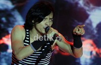 Aksi vokalis grup band GIGI ini memang terbilang sangat lincah.