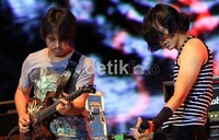 Bersama sang gitaris Dewa Budjana, ia beraksi di atas panggung.