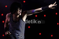 Penampilan Armand yang terlihat sangat casual dan sporty semakin membuat grup band yang telah berusia 18 tahun itu tampak muda.