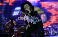 Alunan musik yang easy listening semakin membuat para penonton hanyut dalam buaian lirik dan syair lagu-lagu GIGI.