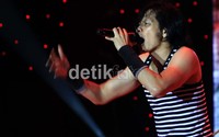 Arman Maulana Cs itu memang sangat piawai memanjakan telinga para pengunjung PRJ dan pecinta musiknya malam itu.