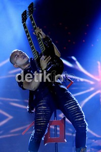 Cella dengan piawai memainkan gitar gandanya.