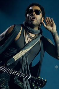 Kepiawaian Lenny bermain gitar dan bernyanyi memang tak perlu disangsikan lagi. Carlos Alvarez/Getty Images.