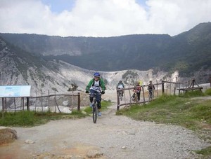 Seru! Gowes Sepeda di Tangkuban Perahu