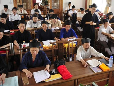 Belajar Tao dengan Baju Klasik China