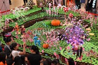 Garden Cupcake yang terbuat dari 4.200 cupcake menarik perhatian pengunjung Mal Paragon. (Angling AP/detikcom).