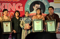 Museum Rekor Dunia Indonesia memberikan apresiasi rangkaian cupcake terbanyak. (Angling AP/detikcom).