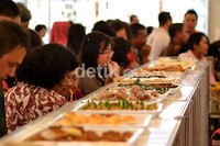 Dengan membayar Rp 25 ribu untuk dewasa dan Rp 15 ribu untuk anak-anak, pengunjung bisa makan sepuasnya hasil karya murid Fortune. (Angling AP/detikcom).