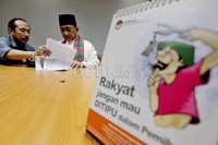 Hendardji sedang memeriksa berkas laporan ke Bawaslu. Peristiwa tersebut dinilai sebagai sikap berpihak oknum Panwaslu/Bawaslu.