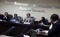 Keputusan tersebut dibacakan oleh Ketua DKPP, Jimly Asshiddiqie, yang didampingi oleh anggota DKPP lainnya di kantornya, Jalan MH Thamrin, Jakarta Pusat, Jumat (6/7/2012).