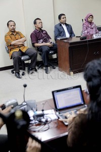 Anggota KPUD Jakarta mendengar putusan itu. KPUD tidak menindaklanjuti temuan cagub dan cawagub tentang DPT, melainkan hanya melakukan penandaan yang menimbulkan ketidakpastian dan mengganggu citra pemilihan gubernur, kata Jimly.