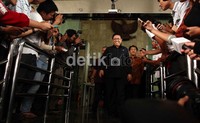 Agung diperiksa sebagai saksi untuk tersangka mantan Kadispora Riau, Lukman Abbas. Lukman sendiri hari ini dijadwalkan juga diperiksa oleh penyidik KPK.