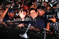Politisi Golkar itu melambaikan tangannya sebelum memasuki mobil yang akan membawanya meninggalkan gedung KPK.