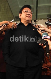 Sebelumnya KPK telah menetapkan beberapa tersangka yang berasal dari DPRD, Dinas Pemuda dan Olahraga Riau, pihak swasta, serta meminta pihak imigrasi mencegah Gubernur Riau Rusli Zainal.
