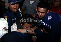 Tersangka dugaan suap tersebut tertunduk tanpa berkata apapun. Amran juga bakal langsung ditahan di Rutan KPK.