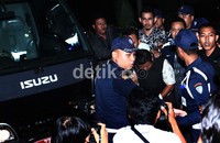 Amran yang mengenakan rompi antipeluru dibawa ke kantor KPK dengan pengawalan ketat.