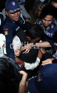 Amran yang ditangkap di rumahnya di Kelurahan Leoi I, Kabupaten Buol, Sulawesi Tengah, dibawa ke KPK dengan tangan terborgol.