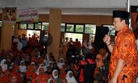 Hidayat juga mendengarkan masukan dari warga. (Rizal).