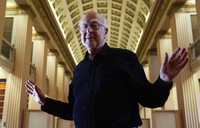 Peter Higgs berpose saat melakukan jumpa pers dalam pembukaan Pusat Studi Teori Fisika Higgs di University of Edinburghs, Skotlandia, Jumat (6/7/2012). CERN dan Higgs menjadi awal cerita novel Robert Langdon Angels & Demons. (Foto: REUTERS/David Moir)