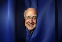Higgs berhipotesa mengenai keberadaan suatu partikel yang memberikan massa pada partikel dasar yang berperan dalam terbentuknya semesta. Oleh karena hipotesa itu partikel Higgs disebut sebagai partikel Tuhan. (Foto: REUTERS/David Moir)