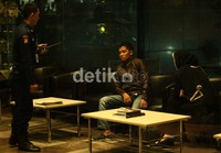 Seorang wanita dan laki-laki keluarga Bupati Buol menunggu di ruang tunggu KPK.