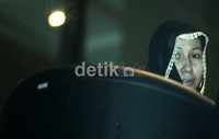 Keluarga Amran tersebut mendatangi gedung KPK sambil membawa baju.