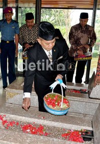 Tabur bunga ke makam BUng Hatta dan istrinya. Hatta merupakan putra dari pasangan Mohammad Djamil dan Siti Saleha. Ayahnya merupakan anggota keluarga ulama terkemuka di Minangkabau sementara ibunya dari keluarga pedagang yang terpandang.