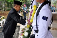 Bung Hatta dilahirkan di Fort de Kock (sekarang Kota Bukittinggi, Sumatera Barat), Hindia Belanda, 12 Agustus 1902. Ia adalah pejuang, negarawan, ekonom, dan juga Wakil Presiden Indonesia yang pertama.