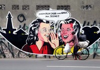 Mural uni berisi 2 perempuan saling berdiskusi soal Pilgub DKI Jakarta. Jangan pilih Cagub yang gombal ya Jeeng, tulis seniman mural.