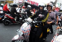 Jokowi naik ojek sambil mengacung tiga jarinya. (dok Jokowi).