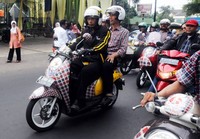 Jokowi naik ojek menuju masjid di Gang Amal IV, RT 11 RW 11, Mampang, untuk menunaikan salat Jumat. (dokd Jokowi).