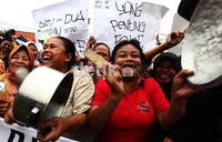 Dengan membunyikan alat-alat masak, mereka menyatakan dukunganya untuk Foke.