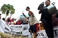 Mereka juga berjoget dan menari.