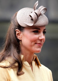 Kate terlihat anggun dengan hairpiece coklatnya. Chris Jackson/Getty Images.