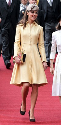 Dibalut dress kuning muda yang dipadukan dengan hairpiece coklat, Kate tampak cantik. Chris Jackson/Getty Images.