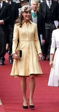 Kate mengenakan dress kuning muda yang simple saat meninggalkan St Giles Cathederal setelah menghadiri Thistle Ceremony di Edinburgh, Scotland pada Kamis (5/7/2012). Chris Jackson/Getty Images.