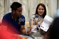 Bersama Gunawan, ia menunjukan bukti surat nikah siri dan foto-foto mereka saat nikah siri di Malang.